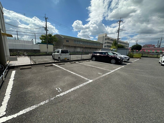 物件外観写真4　(駐車場)