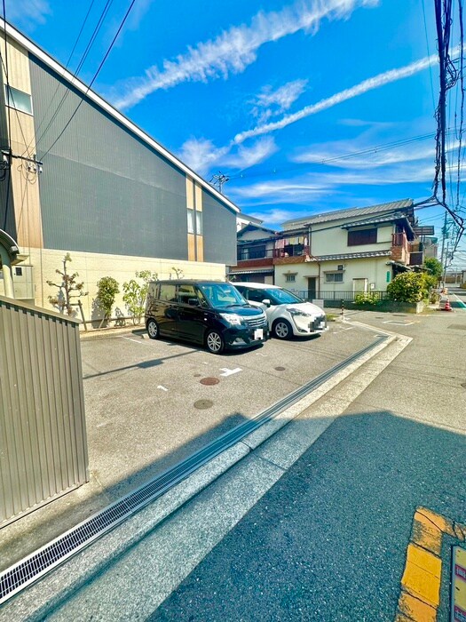 物件外観写真3　(駐車場)