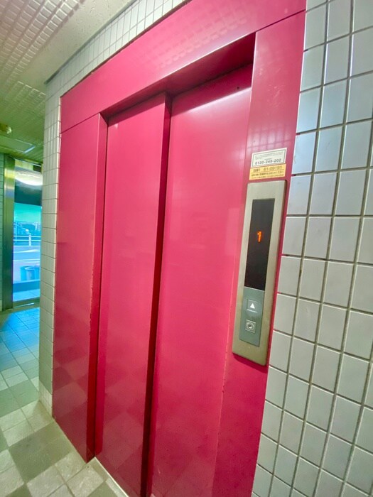 物件外観写真5　(エントランス部分)