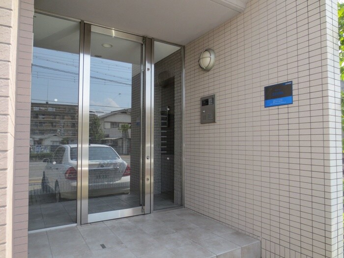 物件外観写真2　(エントランス部分)