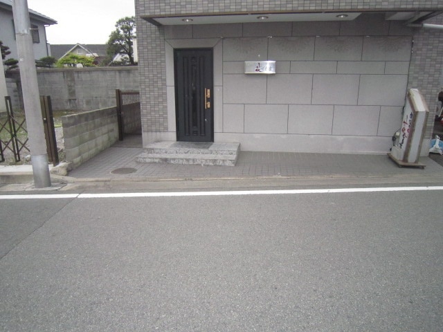 物件外観写真3　(エントランス部分)