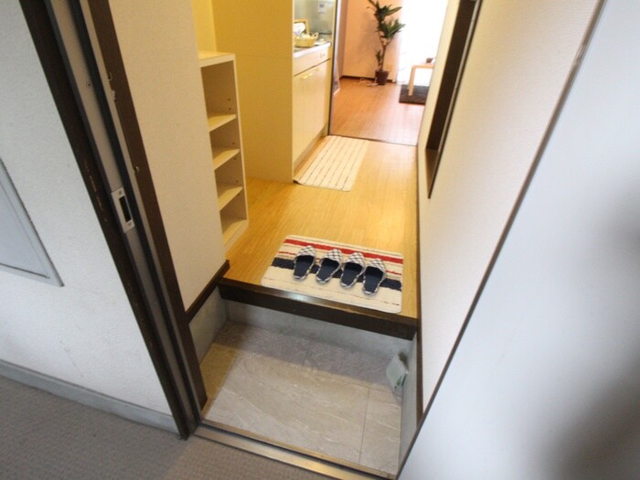 物件内観写真4　(玄関)