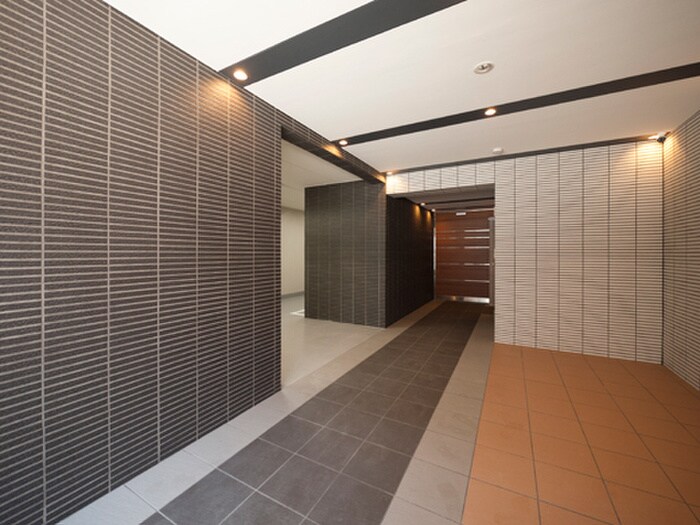 物件外観写真3　(エントランス部分)