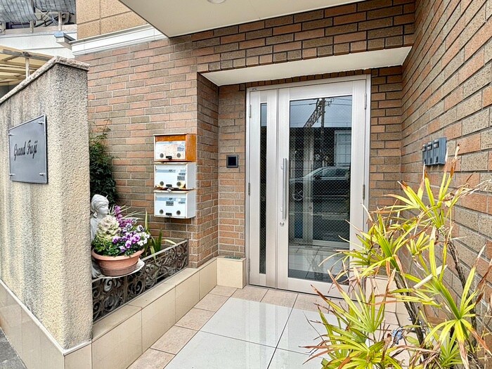 物件外観写真4　(エントランス部分)