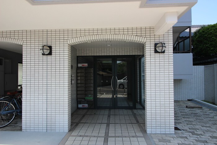 物件外観写真4　(エントランス部分)
