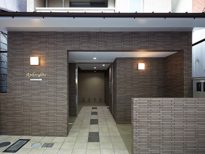 物件外観写真2　(エントランス部分)