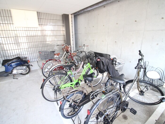 物件外観写真4　(駐輪場)