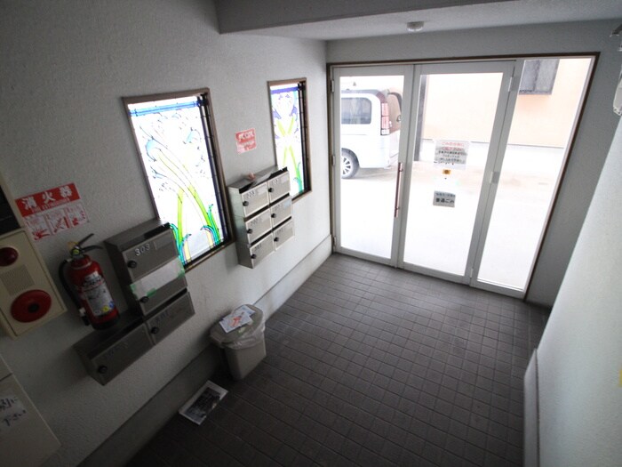 物件外観写真6　(エントランス部分)