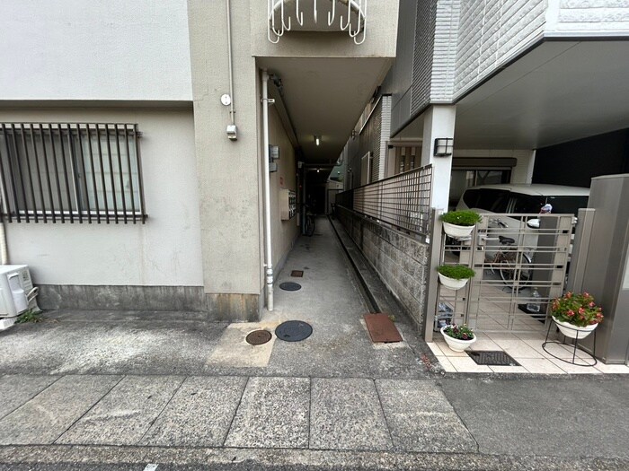 物件外観写真3　(エントランス部分)