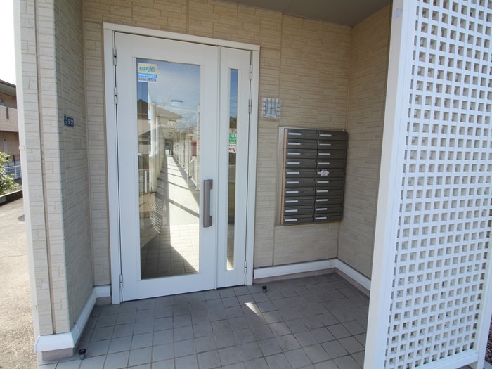 物件外観写真2　(エントランス部分)
