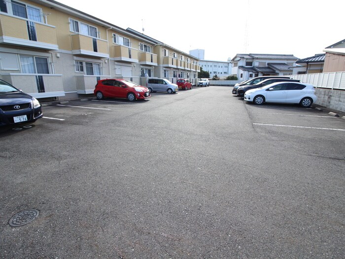 物件外観写真3　(駐車場)