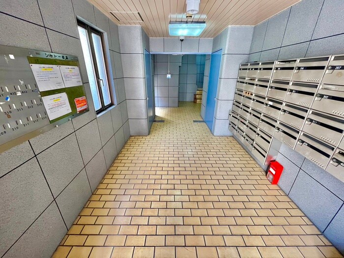 物件外観写真2　(エントランス部分)