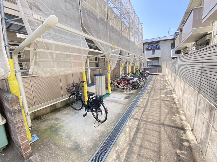 物件外観写真4　(駐輪場)
