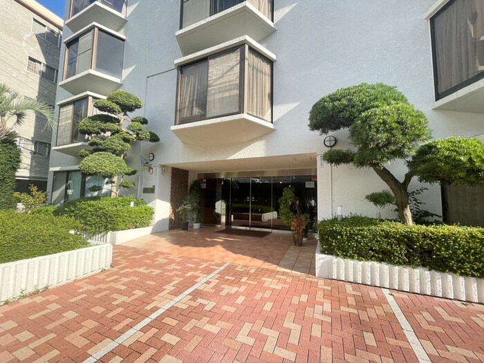 物件外観写真3　(エントランス部分)