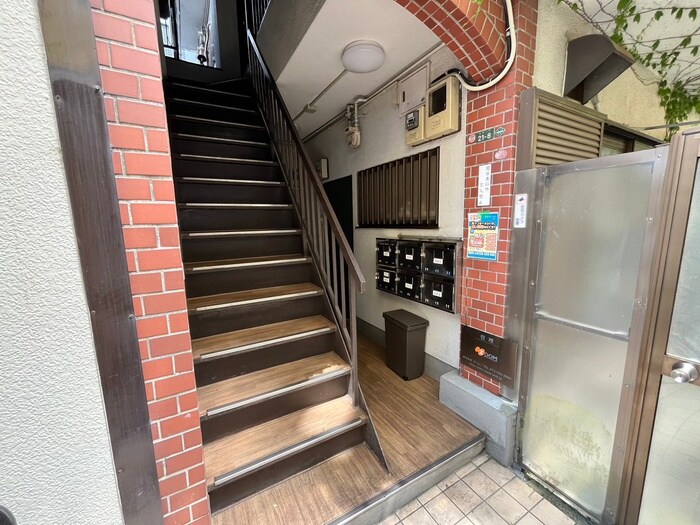 物件外観写真3　(エントランス部分)