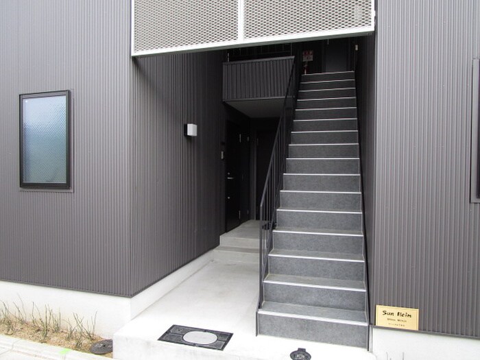 物件外観写真2　(エントランス部分)