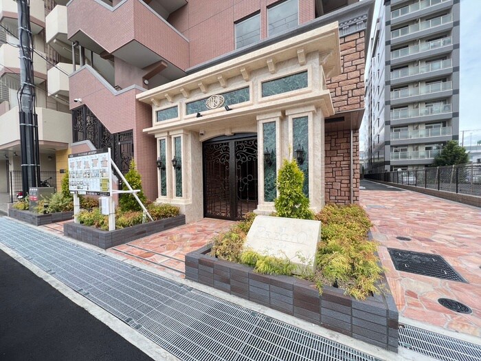 物件外観写真2　(エントランス部分)