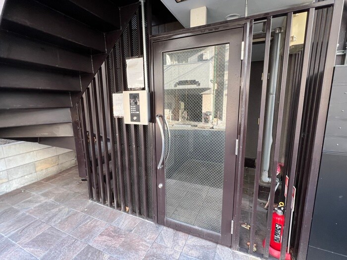 物件外観写真2　(エントランス部分)