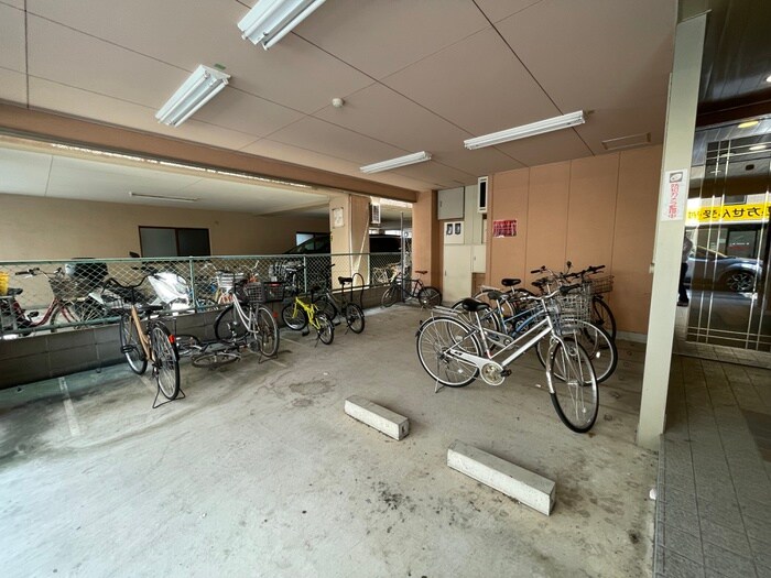 物件外観写真3　(駐輪場)