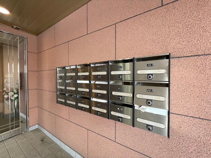 物件外観写真4　(エントランス部分)