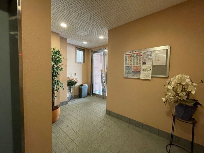 物件外観写真6　(エントランス部分)