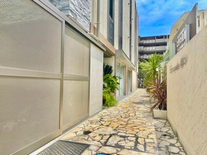 物件外観写真3　(エントランス部分)