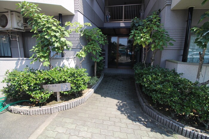 物件外観写真2　(エントランス部分)