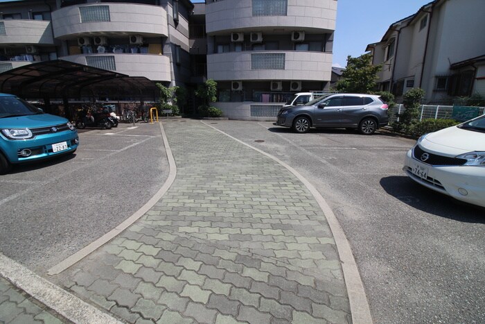 物件外観写真5　(駐車場)
