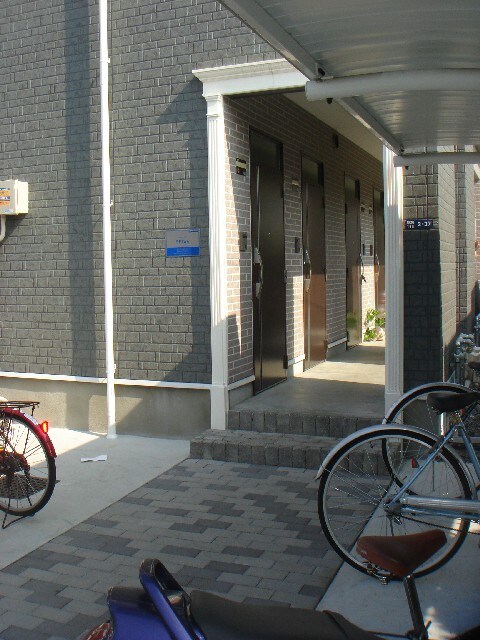 物件外観写真2　(エントランス部分)