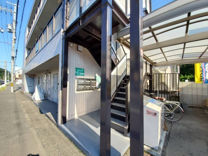 物件外観写真3　(エントランス部分)