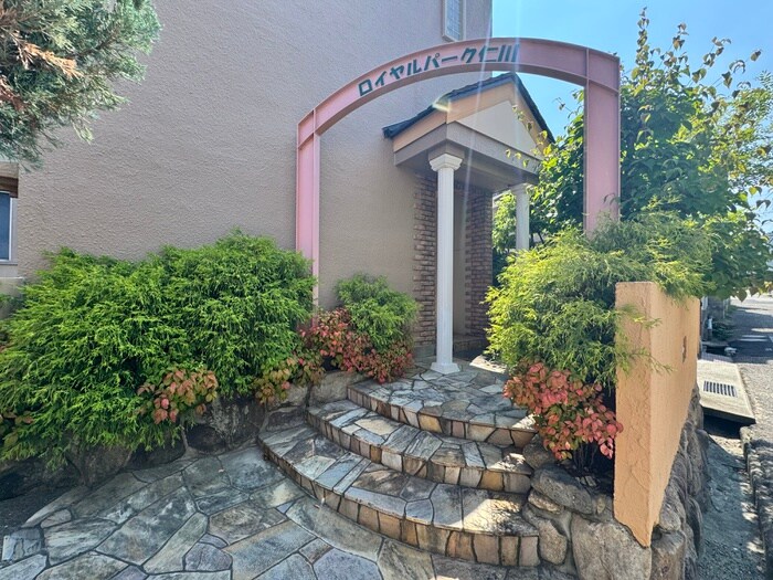 物件外観写真3　(エントランス部分)