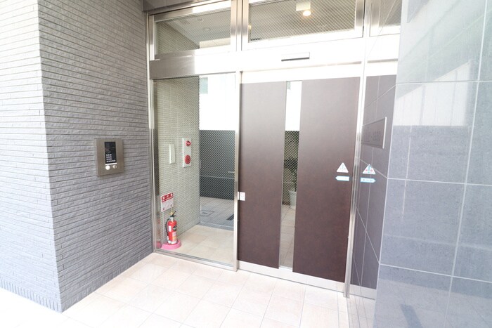 物件外観写真2　(エントランス部分)