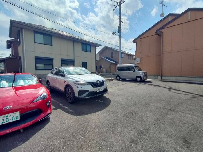 物件外観写真6　(駐車場)