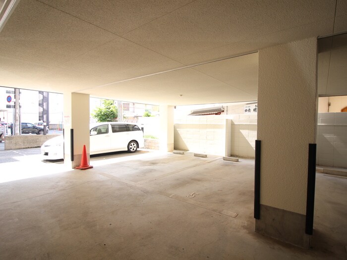 物件外観写真5　(駐車場)