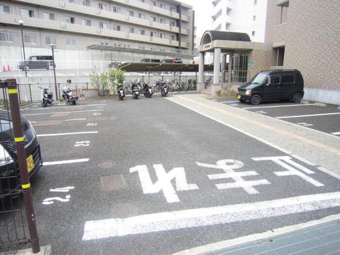物件外観写真2　(駐車場)