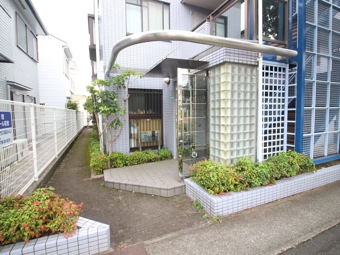 物件外観写真4　(エントランス部分)