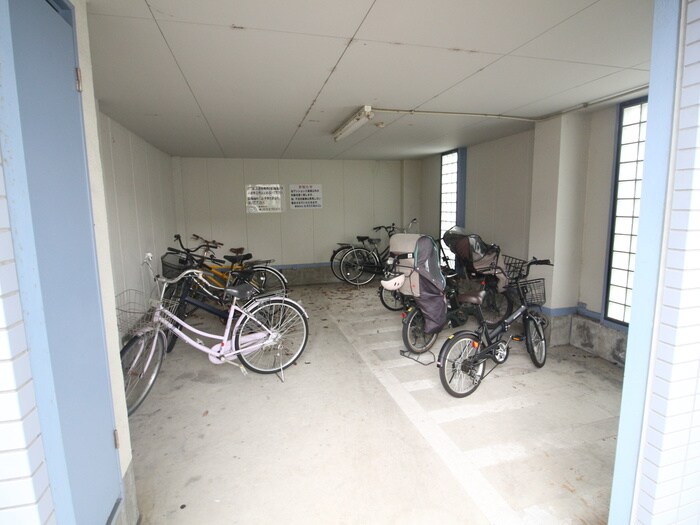 物件外観写真5　(駐輪場)