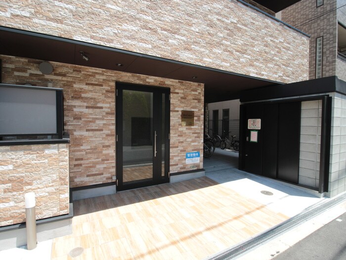 物件外観写真2　(エントランス部分)