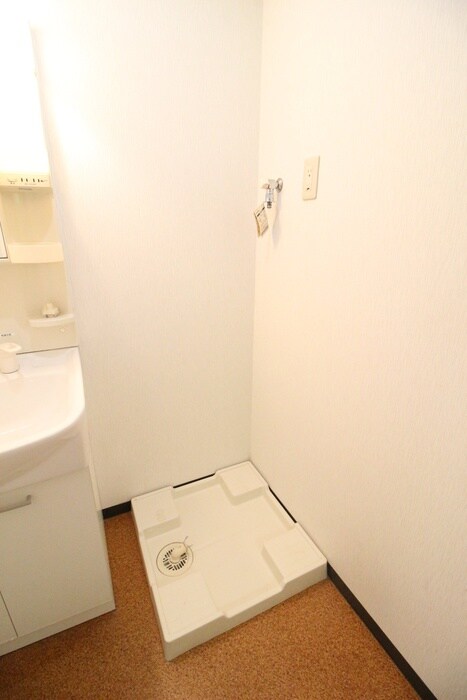 物件内観写真16　(洗濯機置場)