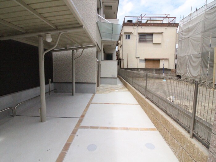 物件外観写真6　(エントランス部分)