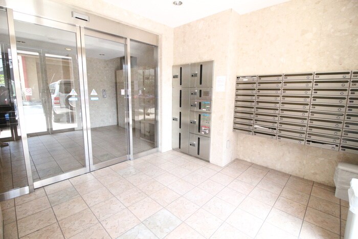 物件外観写真2　(エントランス部分)