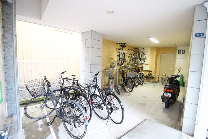 物件外観写真3　(駐輪場)
