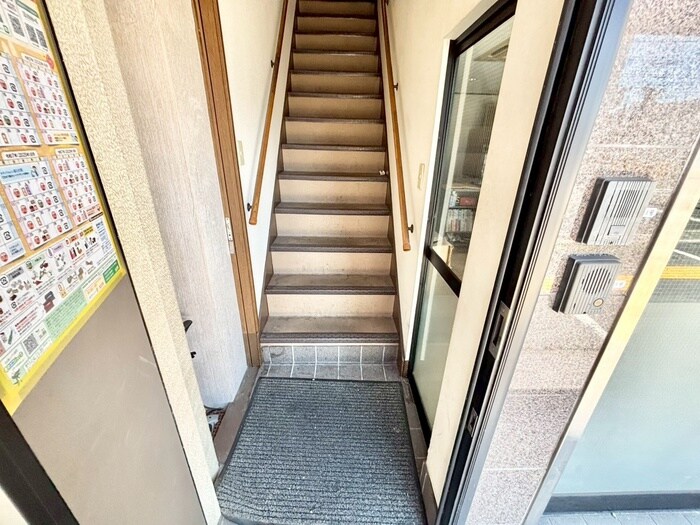 物件外観写真4　(エントランス部分)