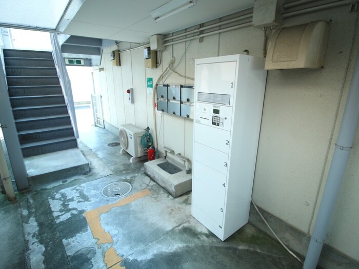 物件外観写真3　(エントランス部分)