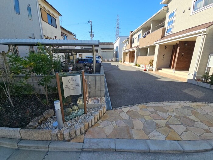 物件外観写真4　(エントランス部分)