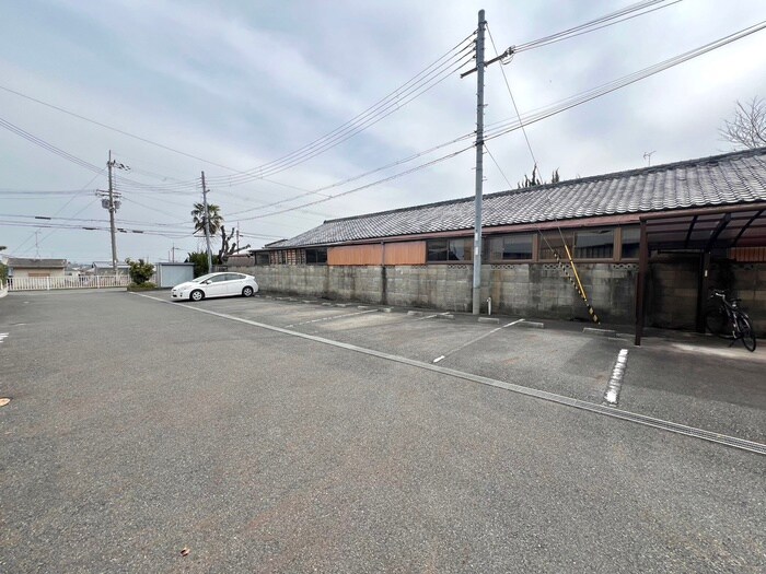物件外観写真3　(駐車場)