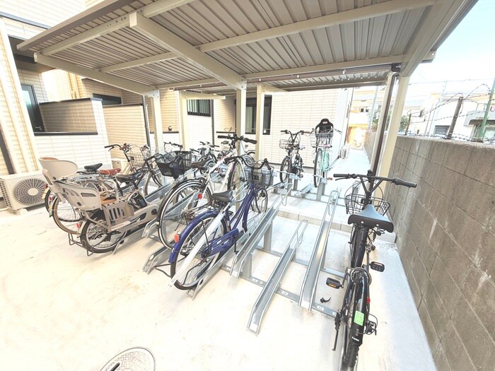 物件外観写真3　(駐輪場)