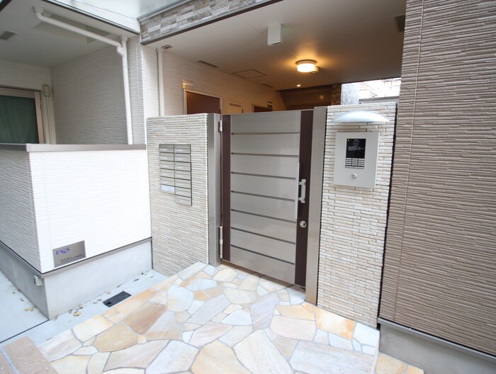 物件外観写真3　(エントランス部分)