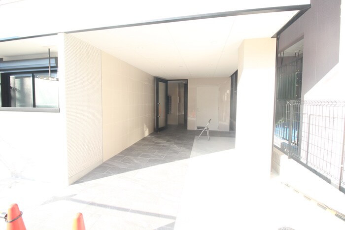 物件外観写真2　(エントランス部分)