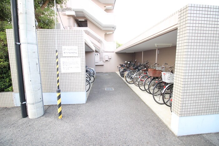 物件外観写真4　(駐輪場)